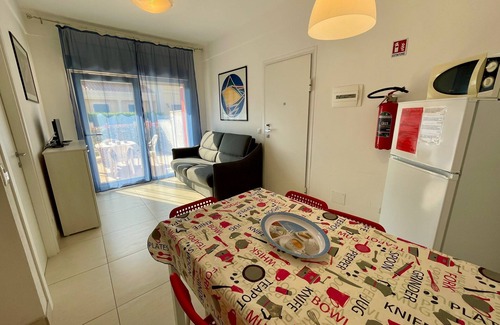 Porto Santa Margherita Apartamento | Vacaciones relajantes en la playa - piso con jardín