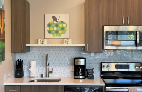 Riverside Apartamento | Relaxing 2 Bed Travel Apartment Steps Away from Riverfront Park
