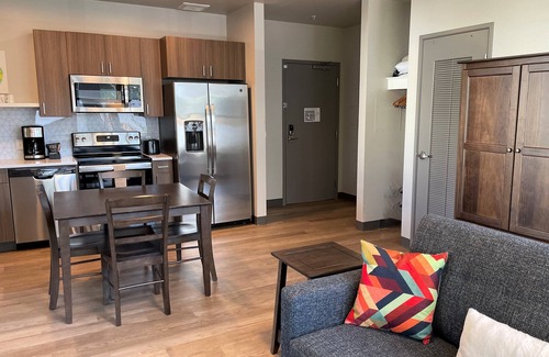 Riverside Apartamento | Relaxing 2 Bed Travel Apartment Steps Away from Riverfront Park