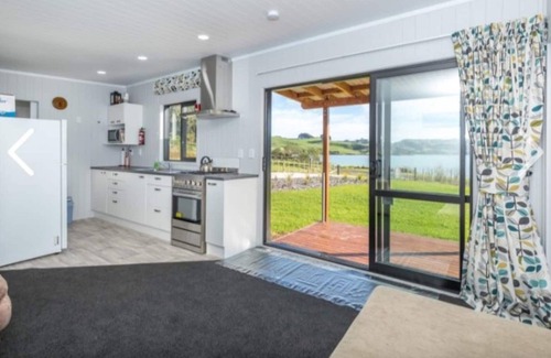 Taharoa Casa | Relaxing 2 Bedroom home with Harbour views