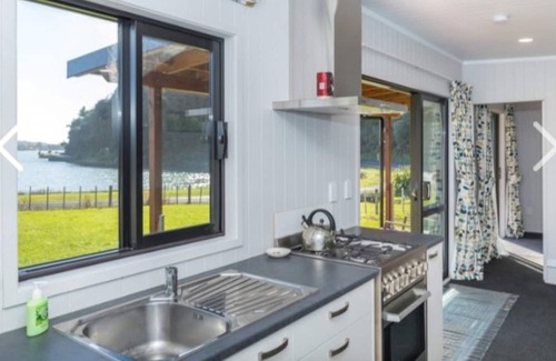 Taharoa Casa | Relaxing 2 Bedroom home with Harbour views