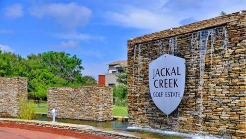 Greater Johannesburg Metropolitan Area Apartamento | Relaxing 2-Bedroom Stay in Secure Jackal Creek Golf Estate