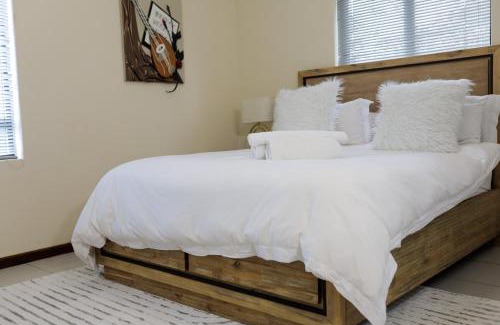Greater Johannesburg Metropolitan Area Apartamento | Relaxing 2-Bedroom Stay in Secure Jackal Creek Golf Estate