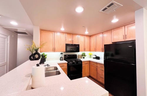 Encino Apartamento | Relaxing 2 BR Oasis w/ Parking