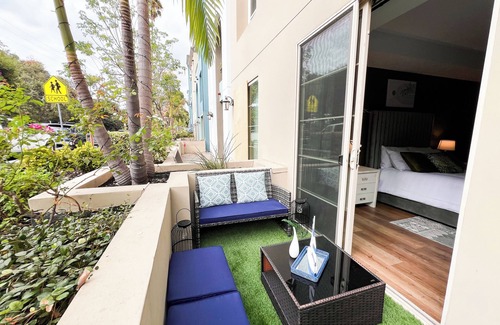 Encino Apartamento | Relaxing 2 BR Oasis w/ Parking