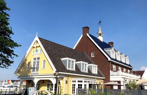 Municipality of Huizen Casa | Relaxing 2-Unit Stay by Gooimeer | Walk Naarderbos & Explore Nightlife