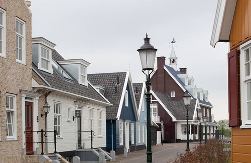 Municipality of Huizen Casa | Relaxing 2-Unit Stay by Gooimeer | Walk Naarderbos & Explore Nightlife