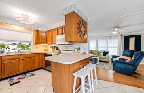 Iona Casa | Relaxing 2Bd, 2Ba home in Fort Myers, close to the beach! Sleeps 6