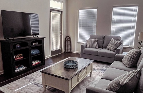 Madison Apartamento | Relaxing 2BR/2BA Gated, Workspace, Pool, Near Redstone & Airport