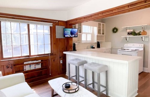 Plaza Midwood Apartamento | Relaxing 2BR Escape|Backyard-BBQ-Outdoor Furniture