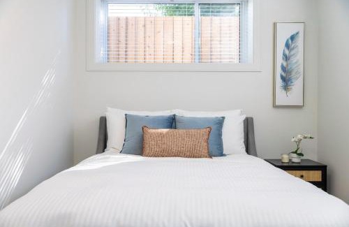 Killarney Casa | Relaxing 2BR Stay - Kitchen & Central Convenience