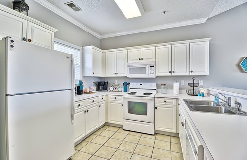Carolina Forest Apartamento | Relaxing 2BR Unit with Pool View