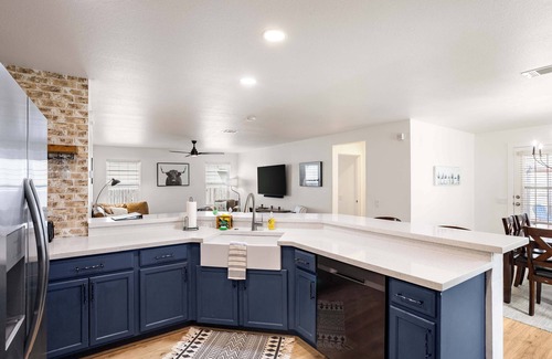 Austin Casa | Relaxing 3BR Austin stay with BBQ & Backyard