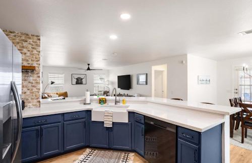 Austin Casa | Relaxing 3BR Austin stay with BBQ & Backyard