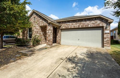 Austin Casa | Relaxing 3BR Austin stay with BBQ & Backyard