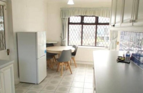 Westcliff-on-Sea Cabaña | Amazing 3BR Cottage w/ Parking, Terrace & SEA VIEW! by Luxiety Stays