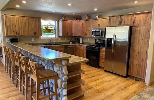 Kingman Casa | Relaxing 4-bedroom/5-bath house in the Hualapai Mountains above Kingman.