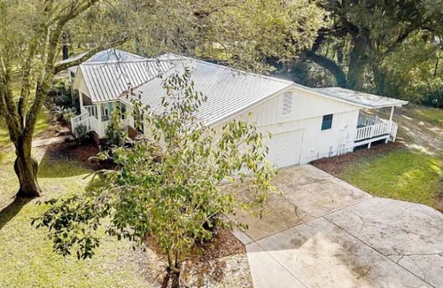 Boys Ranch Casa | Relaxing 4-bedroom house; 20 mins from springs in Live Oak on pond with fire pit