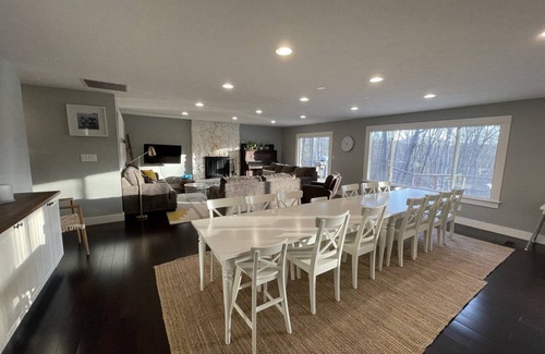 Bloomington Casa | Relaxing 4 Bedroom w/ Theater, Large Deck