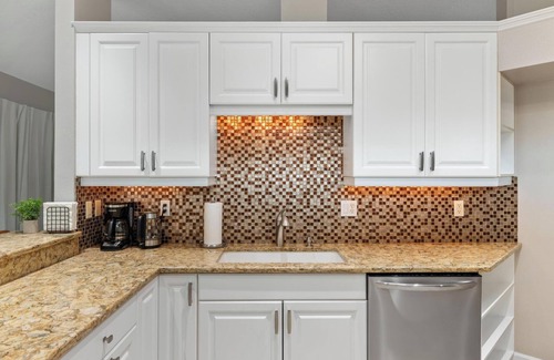 South Gate Ridge Casa | Relaxing 4BR Home with Saltwater Pool/Spa, Near the Beach, 30 day minimum, perfe