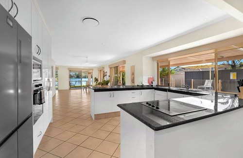 Robina Casa | Relaxing 4BR Robina Escape with Parking and Pool