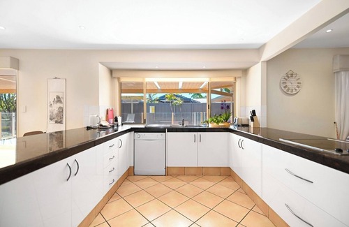 Robina Casa | Relaxing 4BR Robina Escape with Parking and Pool