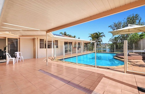 Robina Casa | Relaxing 4BR Robina Escape with Parking and Pool