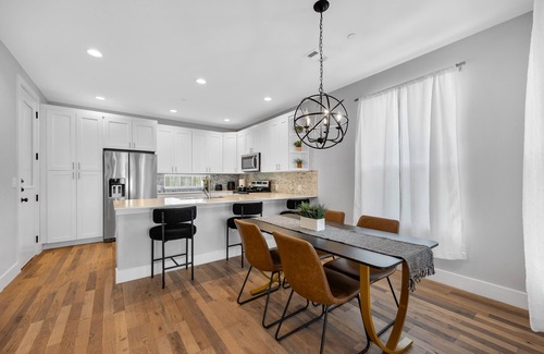 University Hills and Windsor Park Casa | Relaxing 4BR Stay - 5 Mins to DT - Quiet & Central!