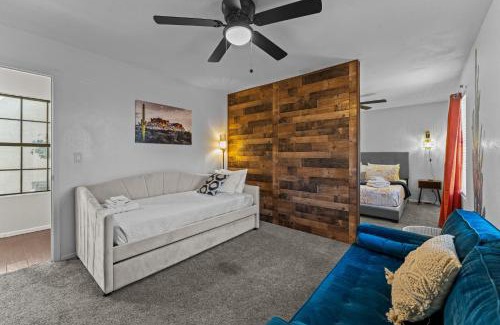 Glendale Casa | Relaxing 5br W Heated Pool, Billiards & Foosball