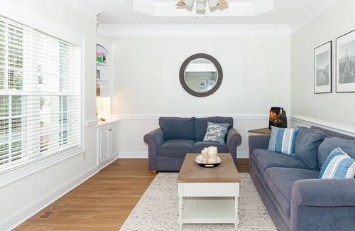 Wise Casa | Relaxing at the Charming Lakefront House