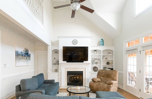 Wise Casa | Relaxing at the Charming Lakefront House
