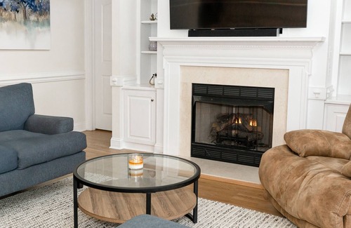 Wise Casa | Relaxing at the Charming Lakefront House