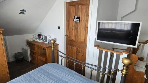 Whitstable Casa | Relaxing Attic Room with En-suite Jacuzzi bath