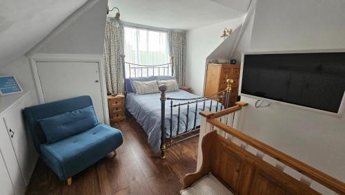 Whitstable Casa | Relaxing Attic Room with En-suite Jacuzzi bath