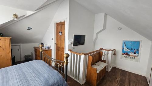 Whitstable Casa | Relaxing Attic Room with En-suite Jacuzzi bath