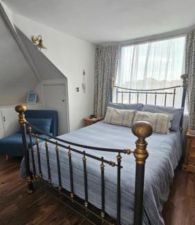 Whitstable Casa | Relaxing Attic Room with En-suite Jacuzzi bath