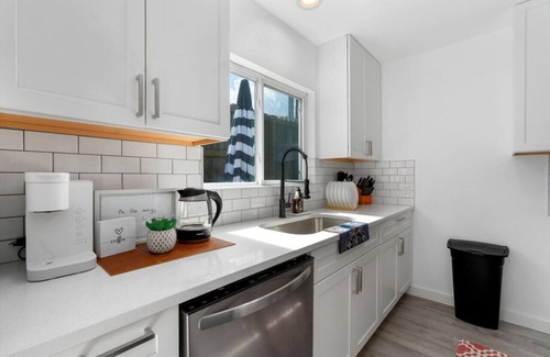 Coronado Hills Casa | Luxurious Hidden Gem l Downtown Access l Balcony