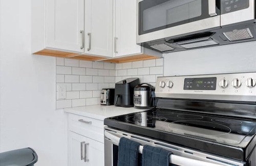 Coronado Hills Casa | Luxurious Hidden Gem l Downtown Access l Balcony
