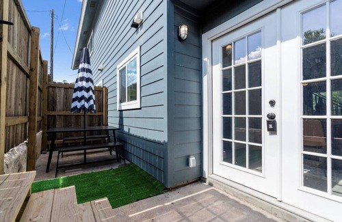 Coronado Hills Casa | Luxurious Hidden Gem l Downtown Access l Balcony