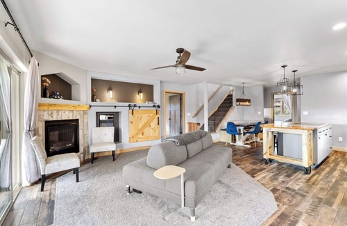 Gleneagle Casa | Relaxing Authentic Colorado Retreat w/ Chic Art, 5 min to USAFA & Amenities
