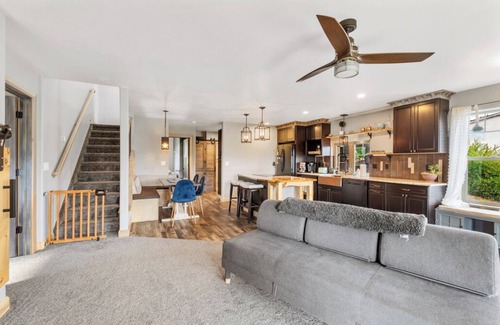Gleneagle Casa | Relaxing Authentic Colorado Retreat w/ Chic Art, 5 min to USAFA & Amenities