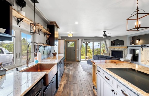 Gleneagle Casa | Relaxing Authentic Colorado Retreat w/ Chic Art, 5 min to USAFA & Amenities