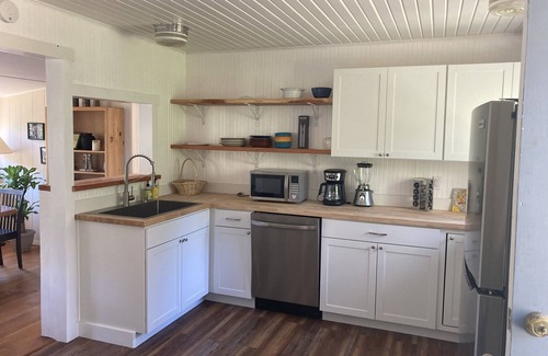 Bodega Bay Cabaña | Relaxing Beekeeper's Cottage with hot tub