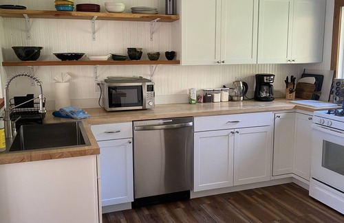 Bodega Bay Cabaña | Relaxing Beekeeper's Cottage with hot tub