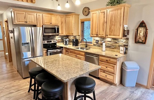 Thompsonville Cabina | Hermosa cabaña Betsie River con aire acondicionado a minutos de Crystal Mtn. Resort 5bd. + Loft!