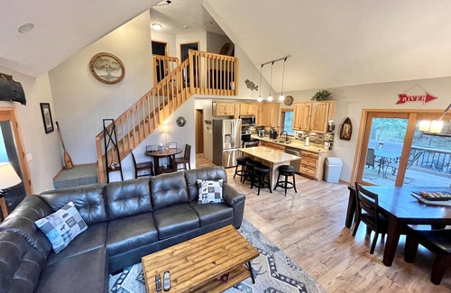 Thompsonville Cabina | Hermosa cabaña Betsie River con aire acondicionado a minutos de Crystal Mtn. Resort 5bd. + Loft!