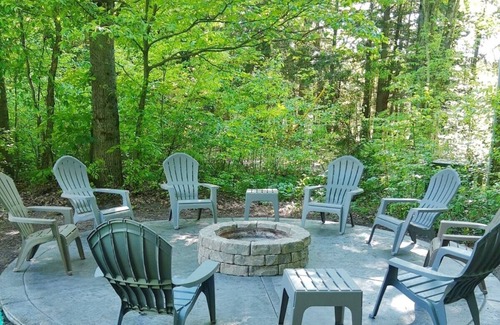 Thompsonville Cabina | Hermosa cabaña Betsie River con aire acondicionado a minutos de Crystal Mtn. Resort 5bd. + Loft!