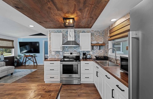 Englewood South Casa | Relaxing bungalow- Mins to Beach - Heated Pool