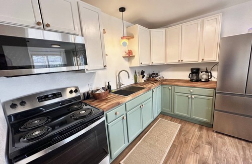 East Glacier Park Cabina | Relaxing Cabin with Waterfall near Glacier National Park - King Bed!
