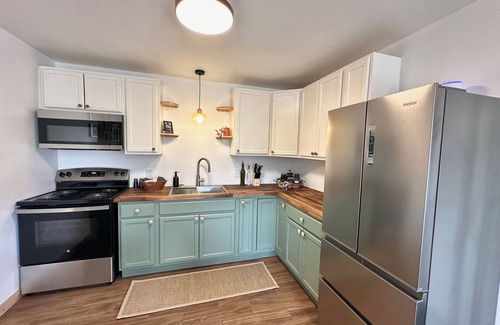 East Glacier Park Cabina | Relaxing Cabin with Waterfall near Glacier National Park - King Bed!